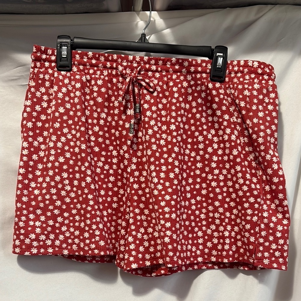Daisy Print Athletic Shorts for Women Red